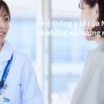 Bác sĩ Nhật Bản trao đổi với bệnh nhân trong bối cảnh chăm sóc y tế hiện đại.